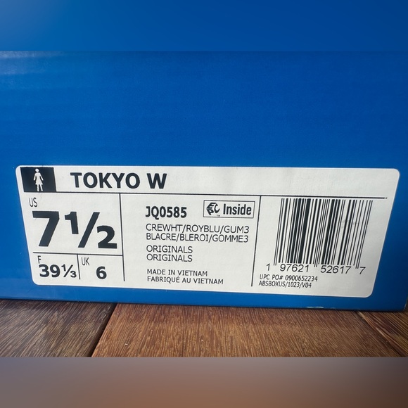 Athletic_Shoes
